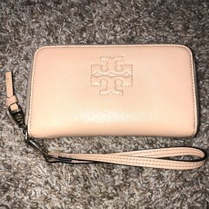 Adorable Tory Burch wristlet! 🎀